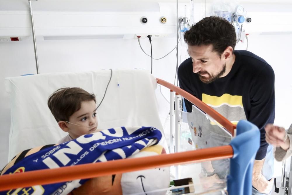 El Real Oviedo y el Oviedo Moderno visitan a los niños enfermos en el HUCA