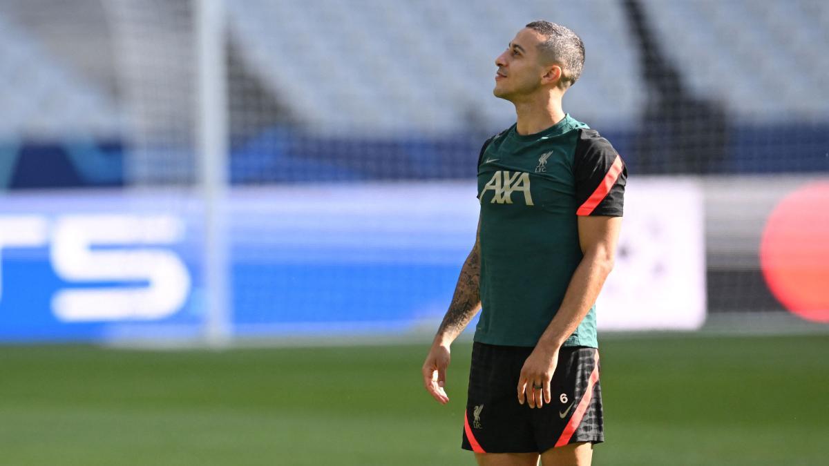 Thiago Alcántara, durante un entrenamiento del Liverpool FC