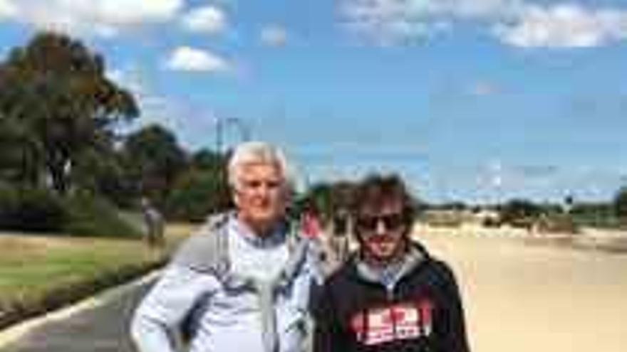 Fernando Alonso en una playa australiana junto al periodista Roger Benoit, del digital alemán &quot;Blick&quot;. Foto Twitter de Roger Benoit