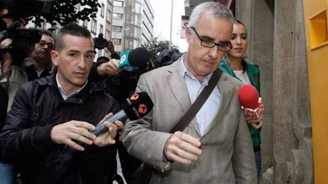 Alfonso Basterra, en septiembre de 2013 horas después del asesinato de Asunta, seguido por los medios.