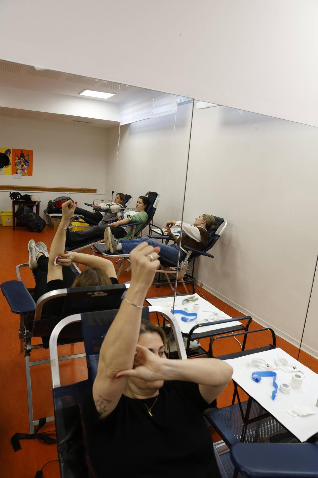 La campaña de donación de sangre en el colegio La Corolla de Gijón, en imágenes