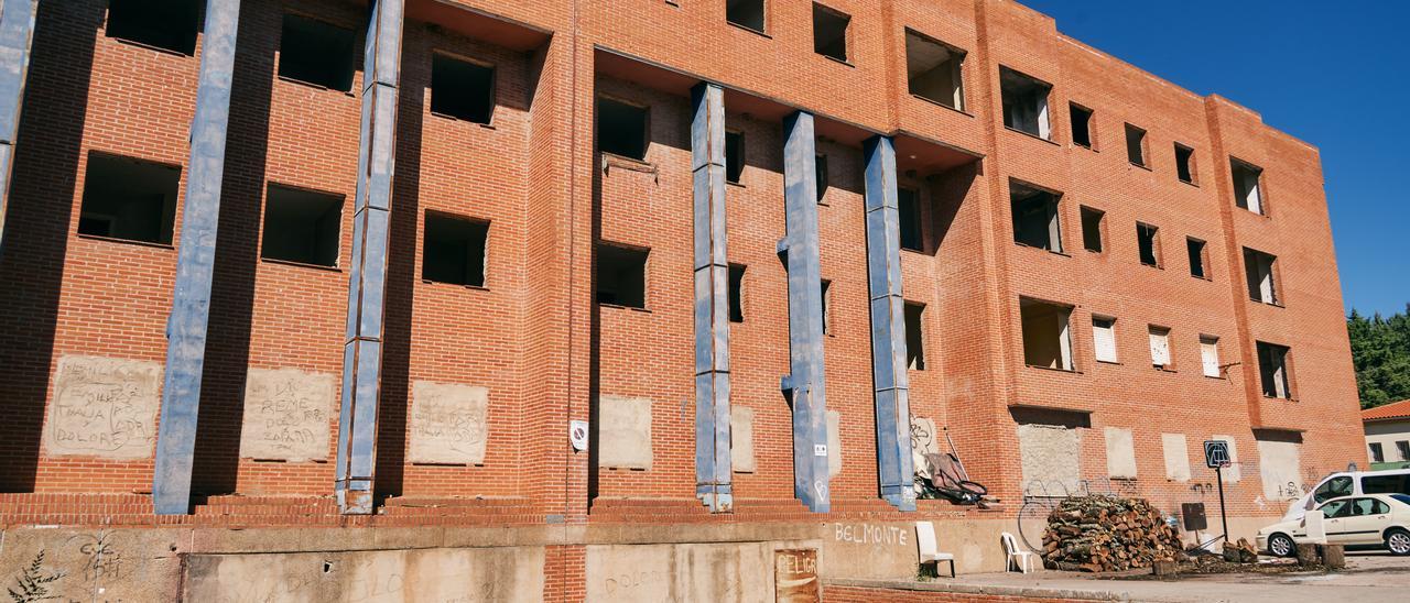 Imagen del bloque C, en estado de abandono, en el barrio de Aldea Moret.