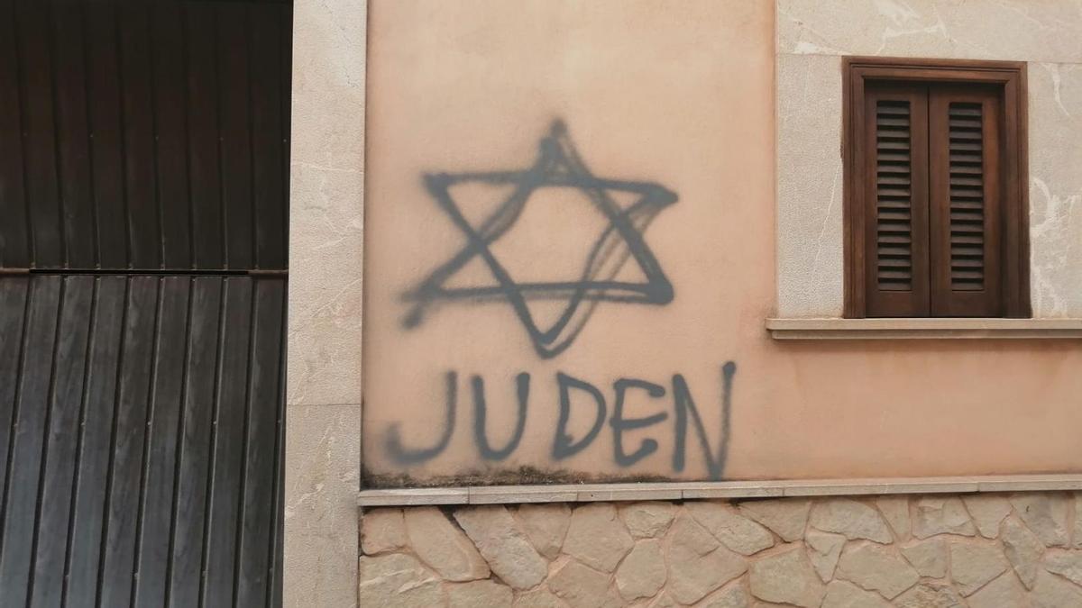 Una de las pintadas aparecidas en la casa de una de las activistas de Santa Maria.