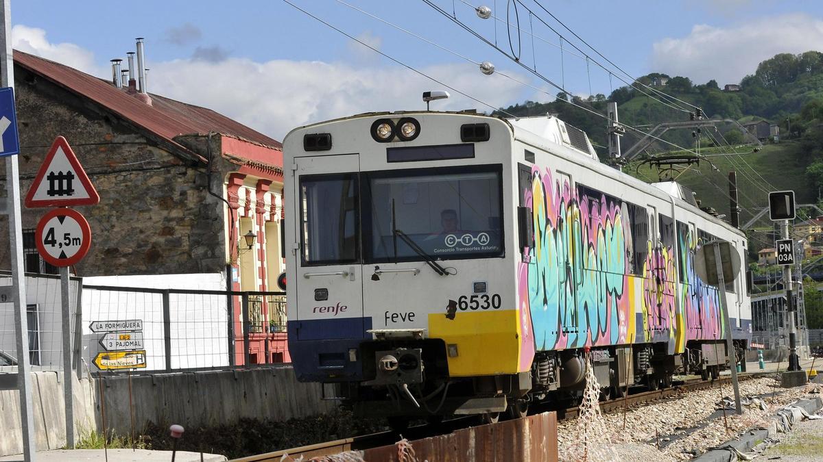 Un tren de la línea Gijón-Laviana a su paso por Langreo, por la zona del soterramiento