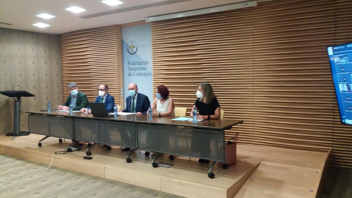 Juan Cofiño, en el centro, durante su reunión de esta mañana con los representantes de la Federación Asturiana de Concejos. A su izquierda, la presidenta de la entidad, Cecilia Pérez.