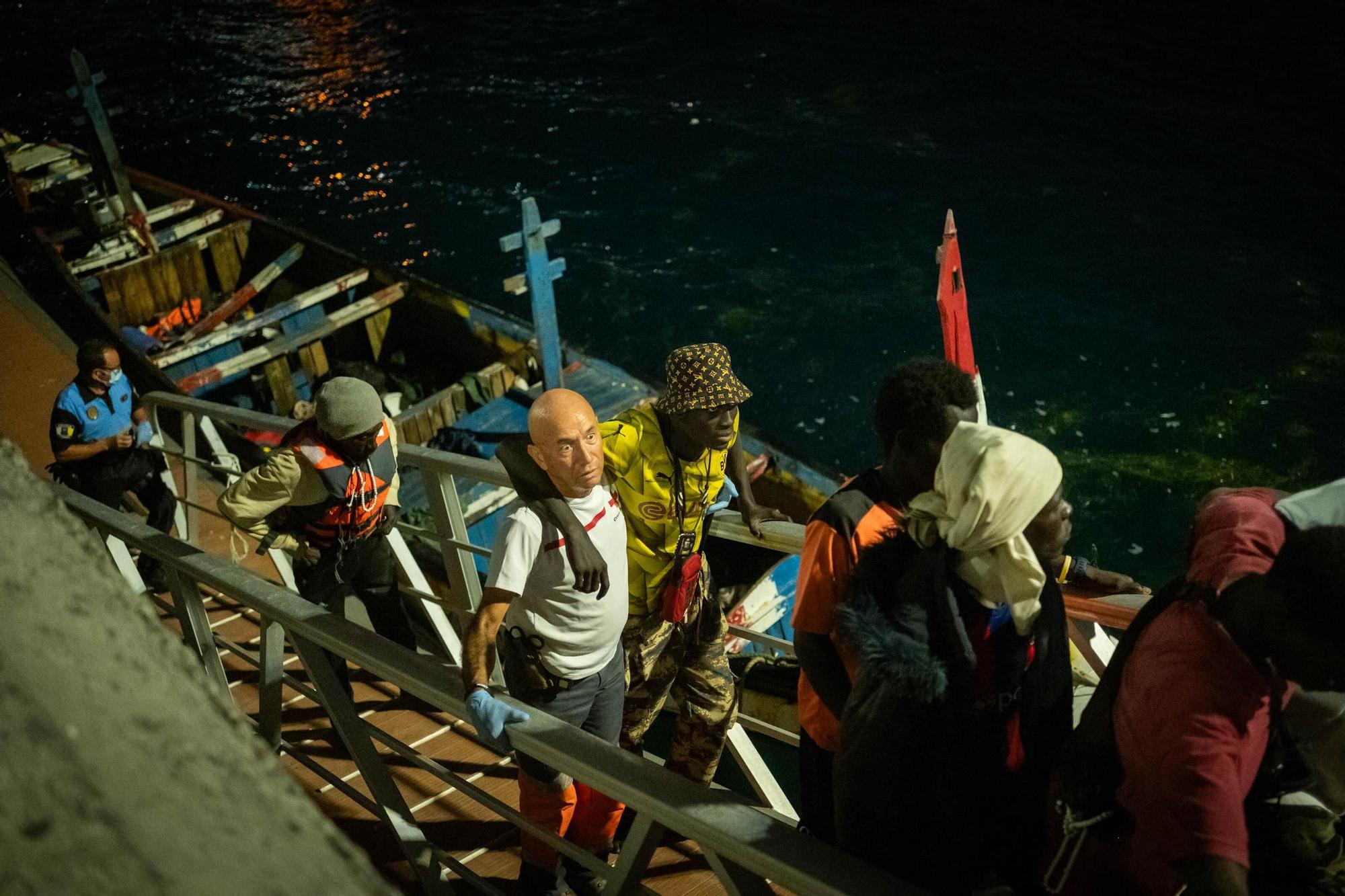 Llegada de un cayuco al Puerto de Granadilla