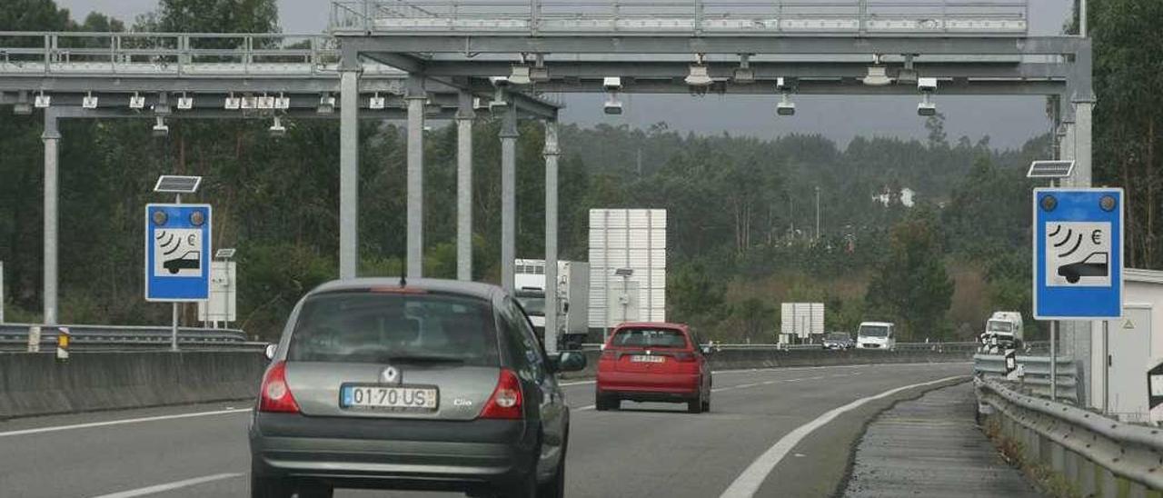 Pórtico de telepeaje en la A-28, la autovía portuguesa que conecta Galicia con Oporto. // J. de Arcos