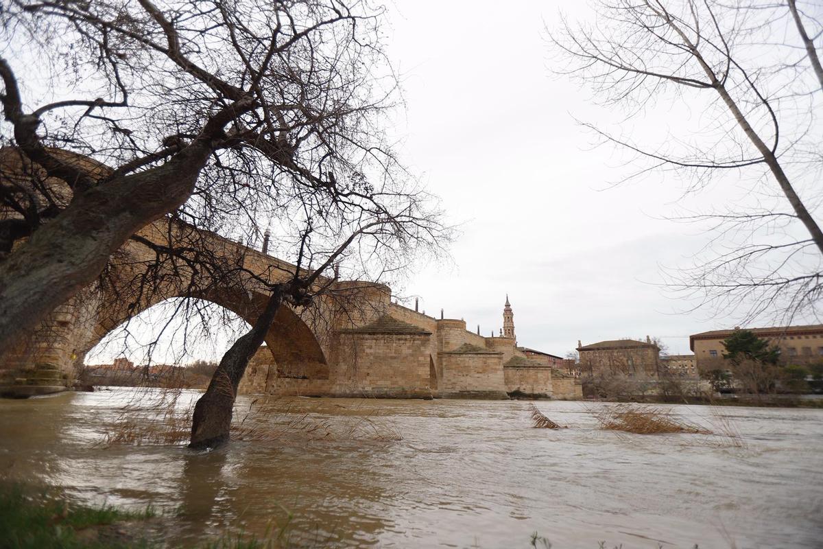 Así luce el Ebro en Zaragoza tras lluvias y deshielo Así luce el Ebro en Zaragoza tras lluvias y deshielo