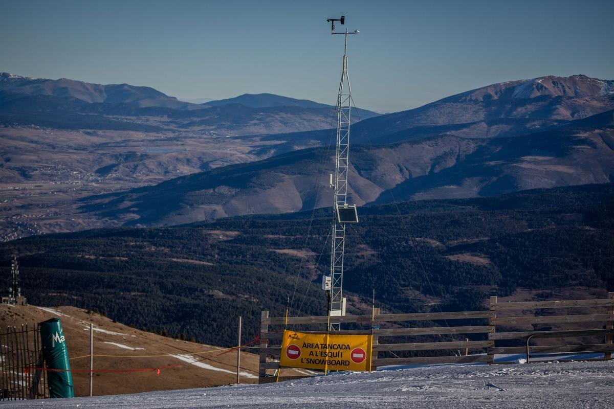 El aumento de las temperaturas significa que la gran mayoría de las estaciones de esquí del mundo ya dependen de la nieve artificial para aumentar la capa de nieve y prolongar la temporada, pero una racha récord de clima templado a fines de diciembre significa que incluso la nieve artificial ya no es posible en algunas áreas como en La Molina