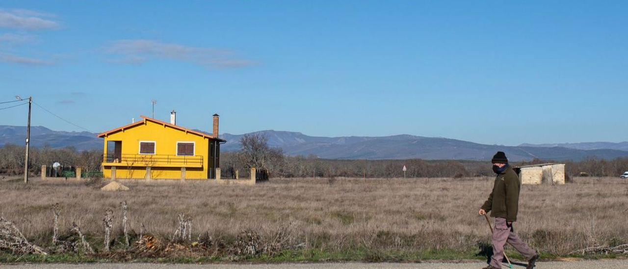 Un hombre camina por Molezuelas de la Carballeda. |