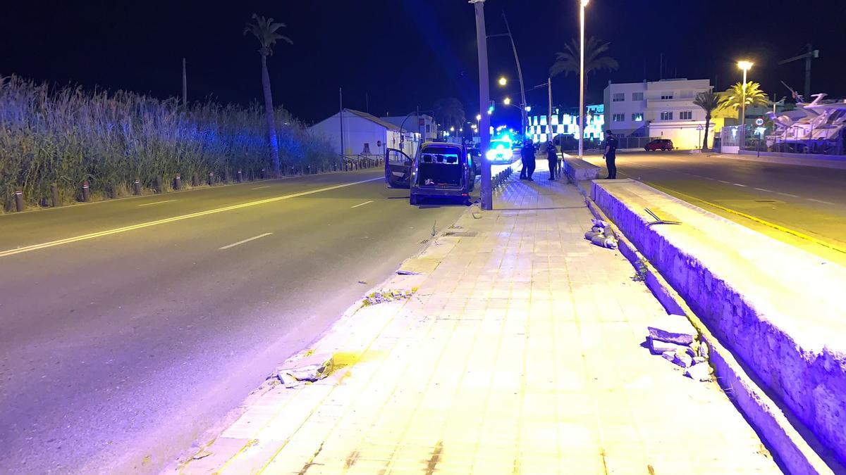 Accidente de tráfico en la avenida Santa Eulària