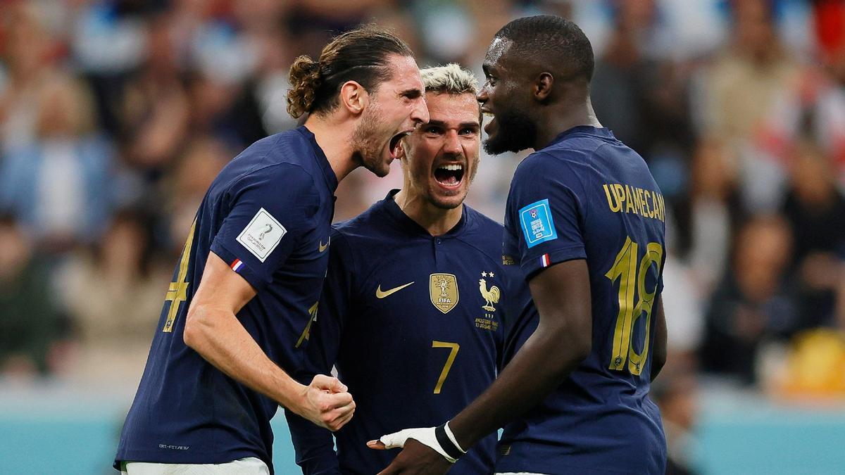 Los jugadores de la selección francesa Adrien Rabiot, Antoine Griezmann y Dayot Upamecano (de izquierda a derecha) celebran el triunfo de los 'bleus' ante Inglaterra, el pasado día 10