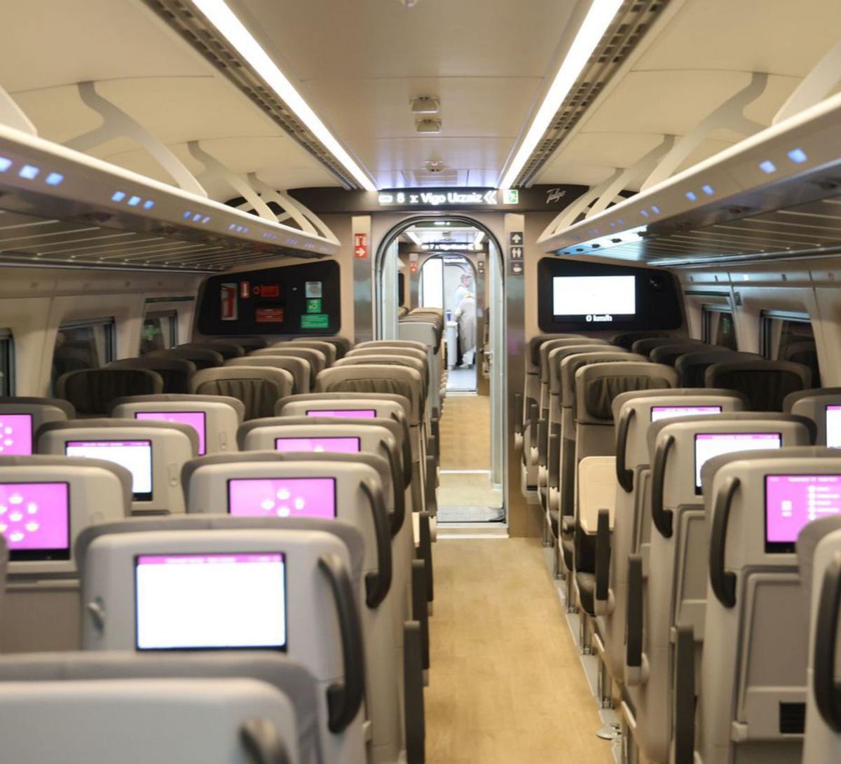 Interior del tren, con una fila 
de tres asientos y otra de dos.