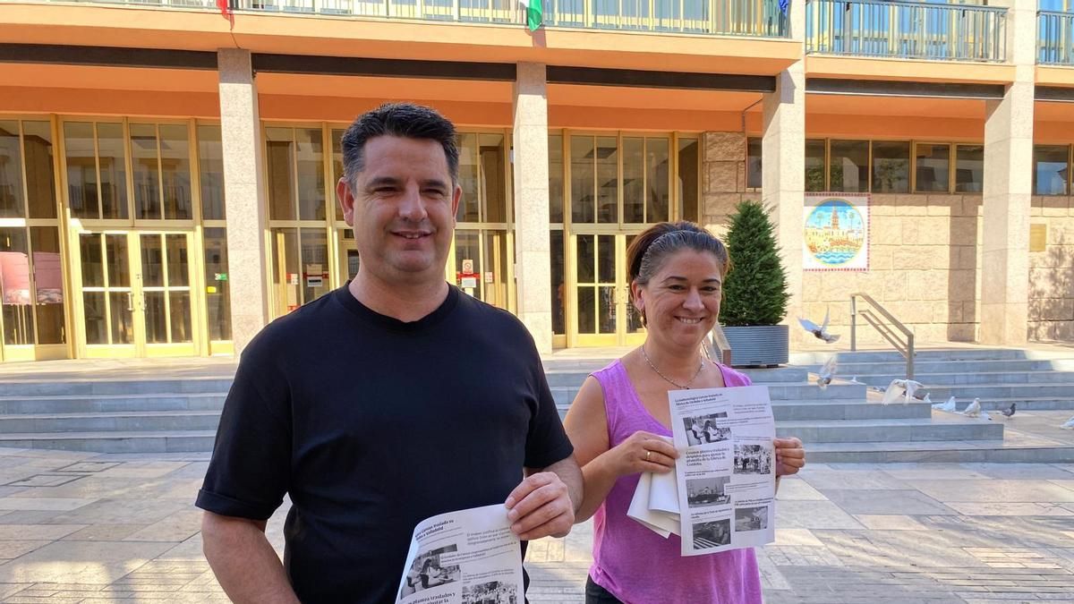 Pedro García e Irene Ruiz, a las puertas del Ayuntamiento.