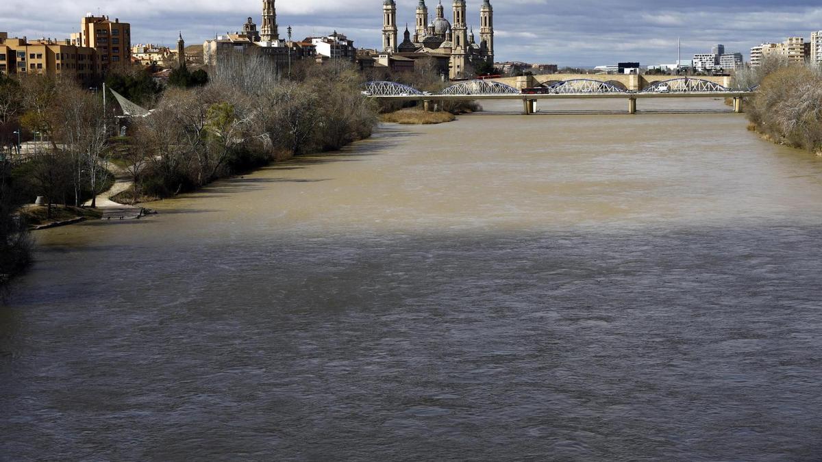 Imagen del río Ebro el pasado 24 de febrero, a su paso por Zaragoza, cuando llegó a triplicar su caudal.