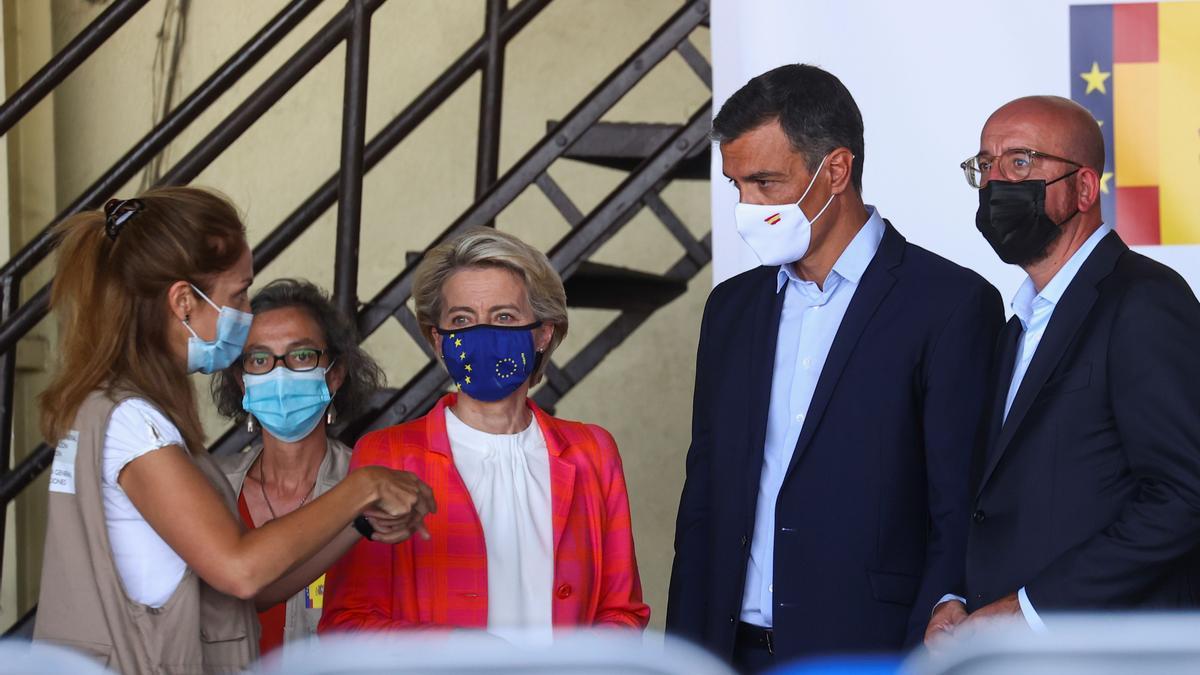 Pedro Sanchez, Von der Leyen y Michel en su visita a las instalaciones para los refugiados afganos en la base de Torrejón