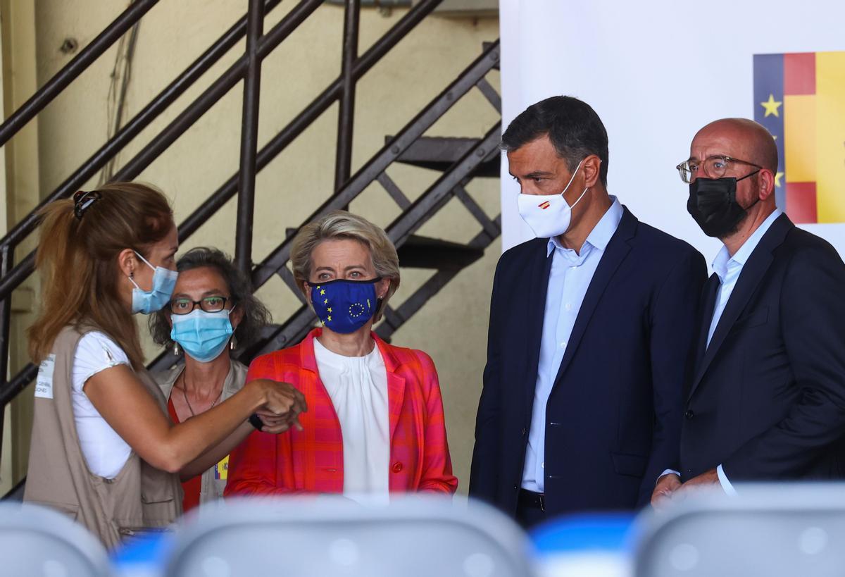 Pedro Sanchez, Von der Leyen y Michel en su visita a las instalaciones para los refugiados afganos en la base de Torrejón