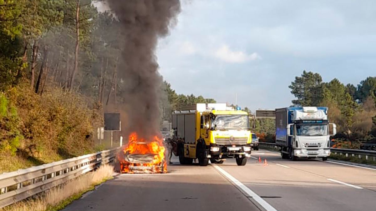 EN IMÁGENES: El incendio de un coche genera retenciones en la "Y"