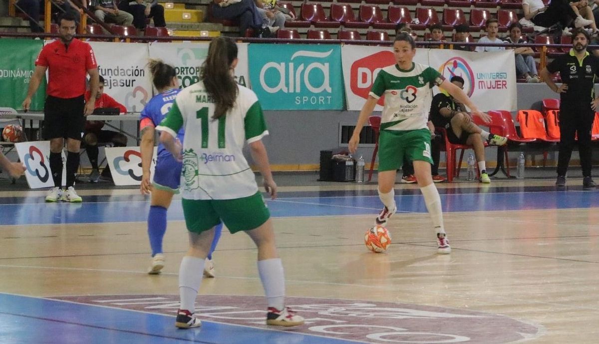 Inma Sojo controla el balón en el partido frente al Al-Ándalus.