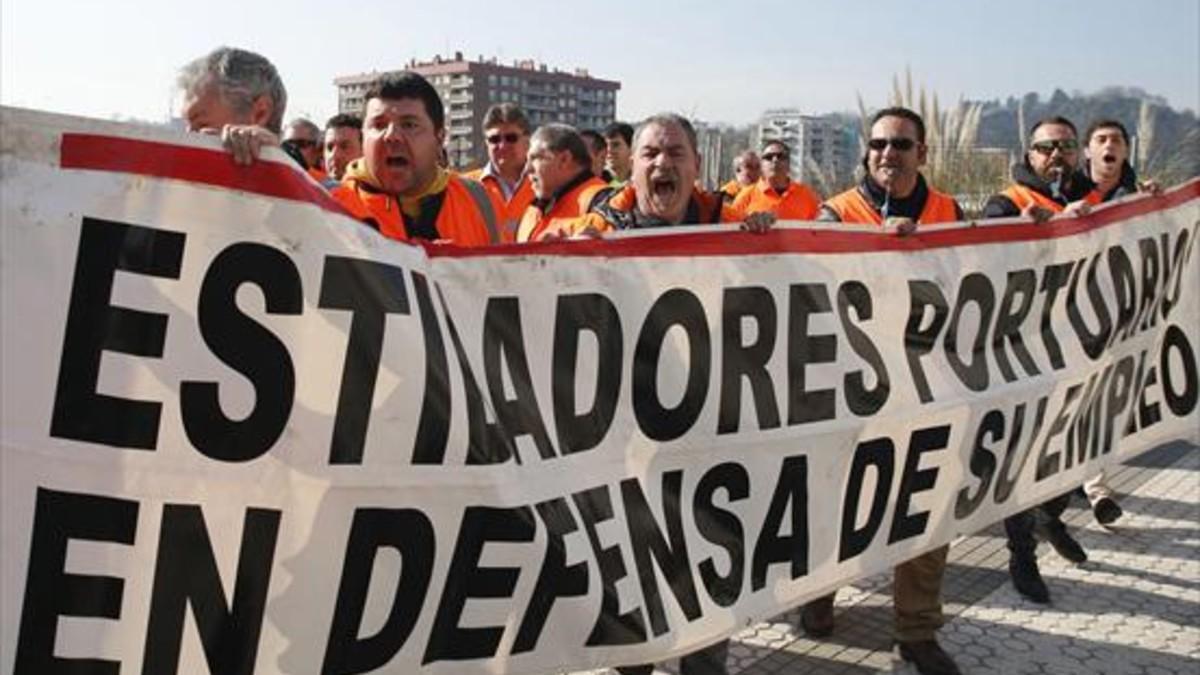 Estibadores del puerto de Pasaia (Guipúzcoa), durante una protesta.