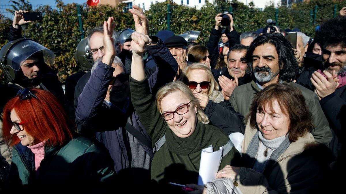Mucella Yapici, una de las acusadas, hace el signo de la victoria tras abandonar el tribunal de Silivri, este martes.