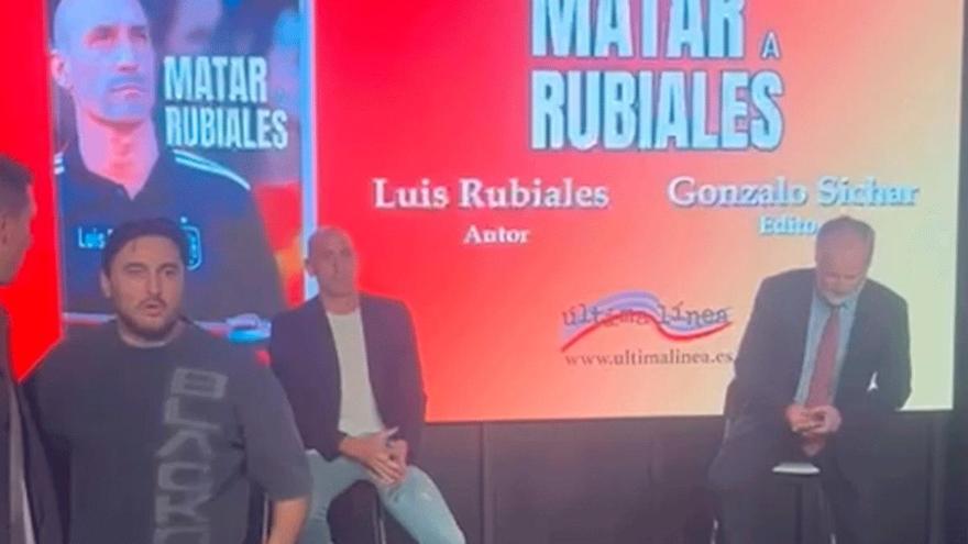 ¡Atacan a Rubiales en medio de la presentación de su libro!