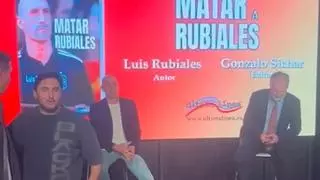 Atacan a Rubiales en la presentación de su libro al grito de "¡sinvergüenza!"