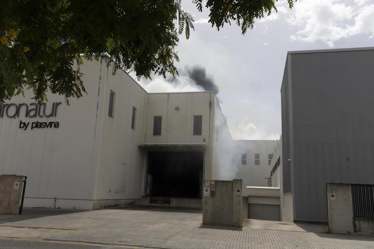 Más de seis dotaciones de bomberos trabajan en la extinción del incendio industrial de Xàtiva