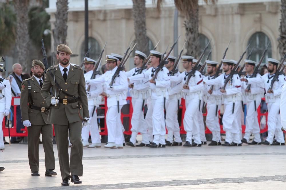 Acto solemne de arriado de bandera por el Día de las Fuerzas Armadas