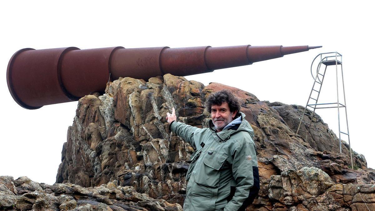 Enrique Saavedra, alias Chicheri, junto a su escultura en Arteixo.