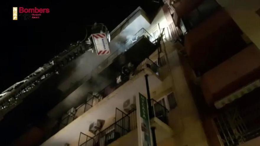 Un herido y veinte desalojados en un incendio en una pensión de Benidorm