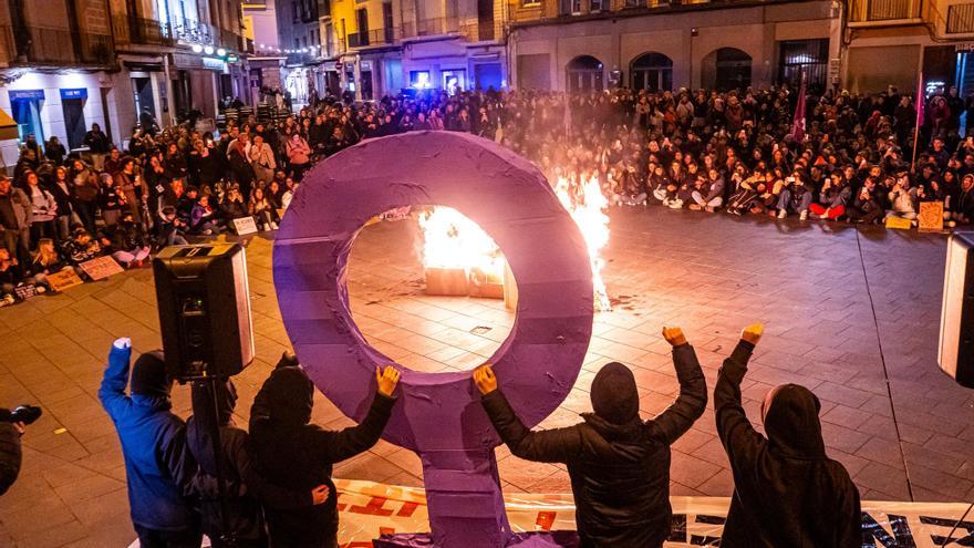 La sisena manifestació feminista del 8-M a Manresa aplega un miler de persones