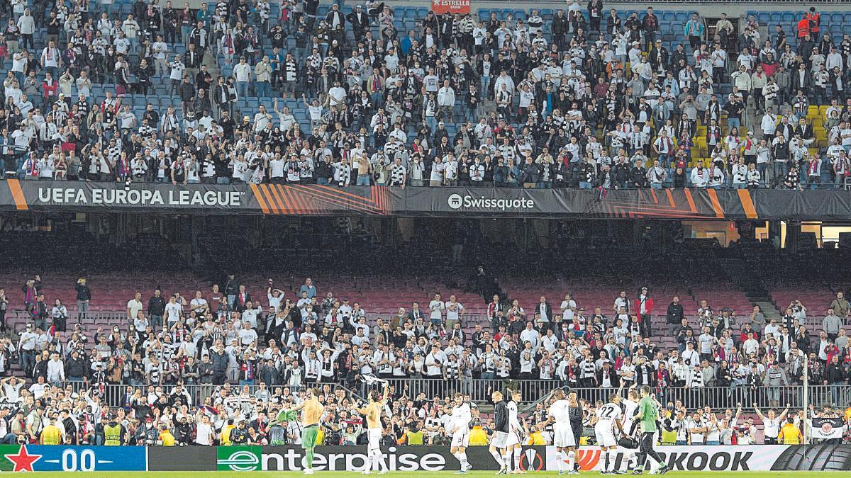 Jugadores y aficionados del Eintracht Frankfurt en el Camp Nou