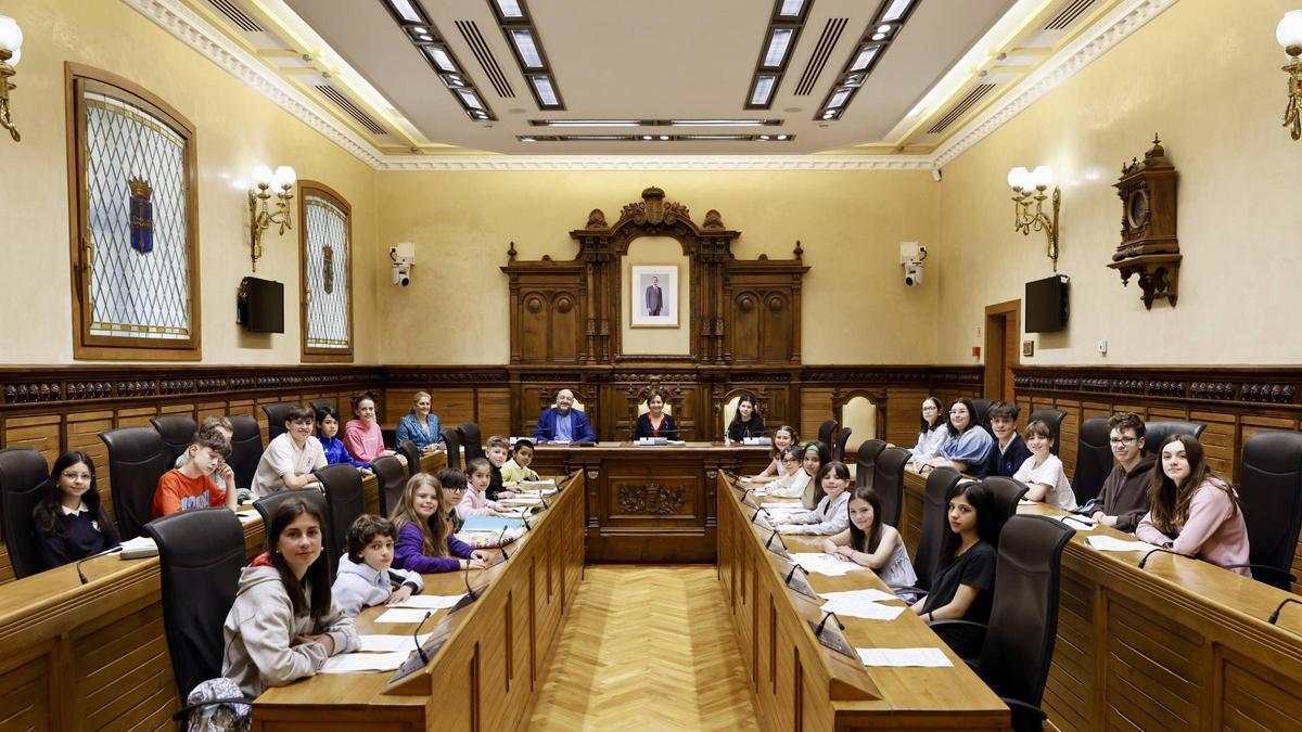 Un momento del Pleno, con Carmen Moriyón en el centro, flanqueada por Guzmán Pendás, a la izquierda, y Emma Ceán, a la derecha, la "alcaldesa" infantil.