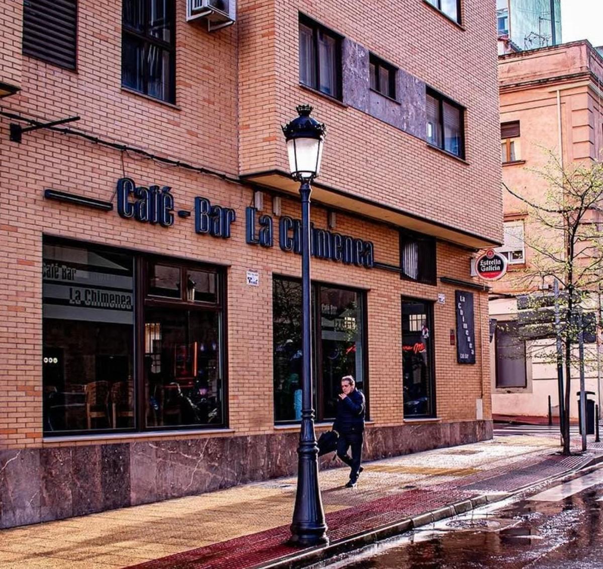 El bar La Chimenea, uno de los establecimientos más conocidos del barrio cacereño de San Francisco.