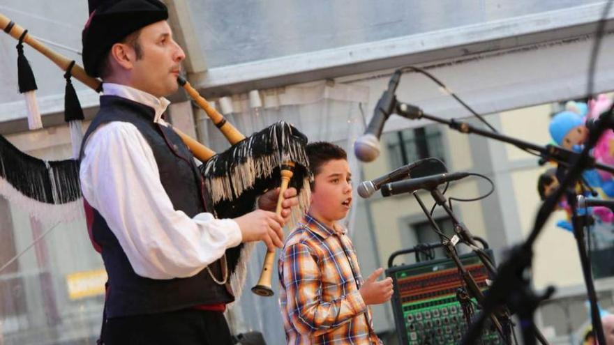 El Parche canta en asturiano en las fiestas de Pascua