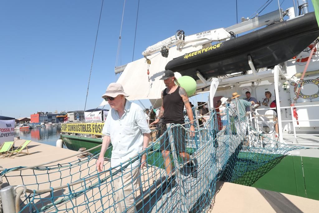 El Rainbow Warrior, buque de Greenpeace, abre sus puertas en València