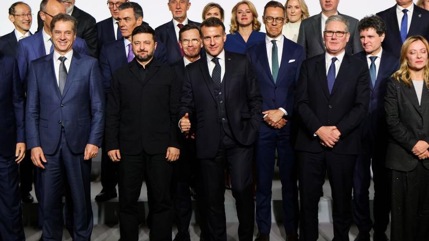 Foto de família dels líders europeus, ahir a París, al costat de Zelenski (segon per l’esquerra). | LUDOVIC MARIN / EFE / EPA