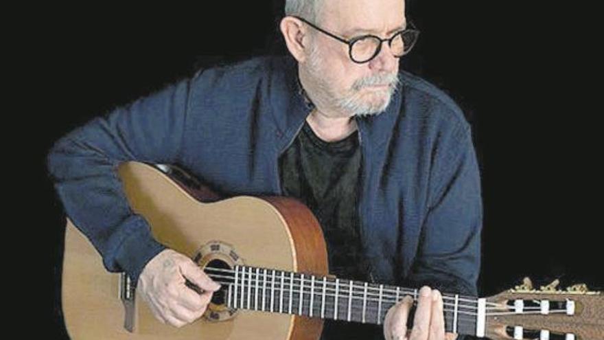 El cantautor Silvio Rodríguez, con su guitarra.