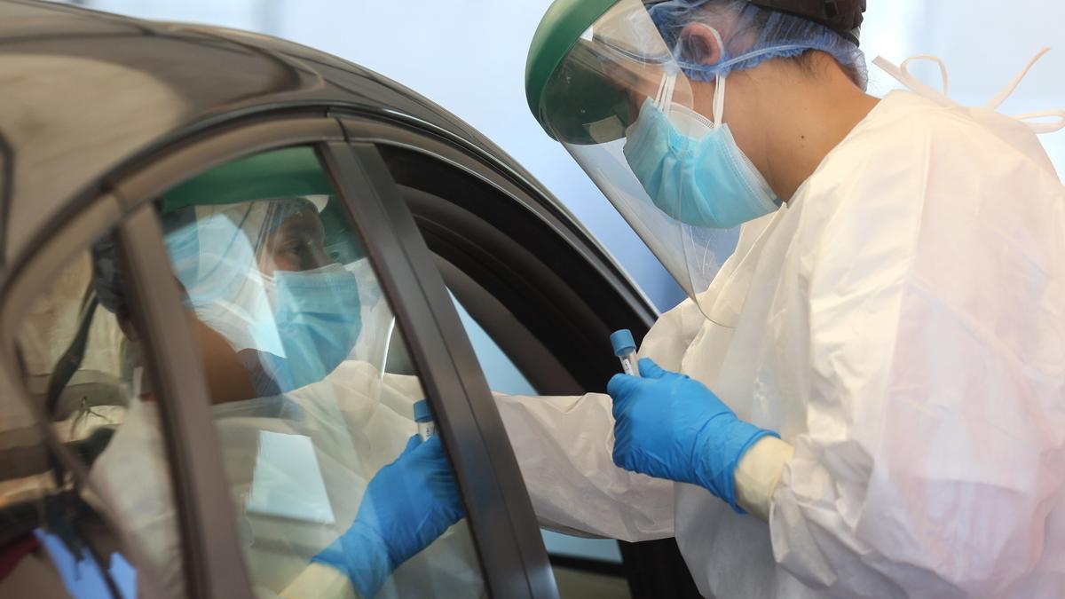 Sanitarios hacen pruebas de PCR en el parking del Centro de Salud de Ciudad Rodrigo(Salamanca).