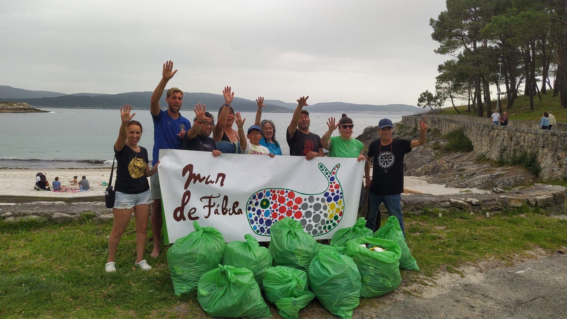 Participantes na limpeza das praias da Ermida e Osmo, en Corme.