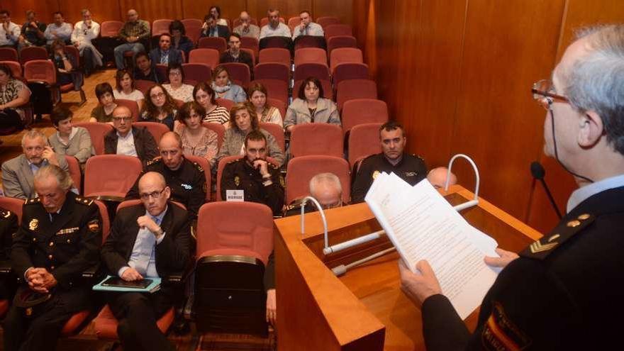 Enrique Espiño Nodar en su intervención en las jornadas en el Colegio de Médicos. // Rafa Vázquez