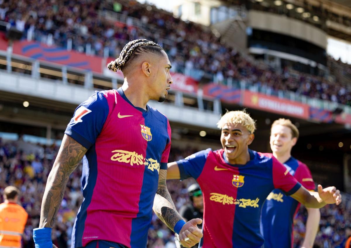 Raphinha y Lamine celebran uno de los goles del brasileño