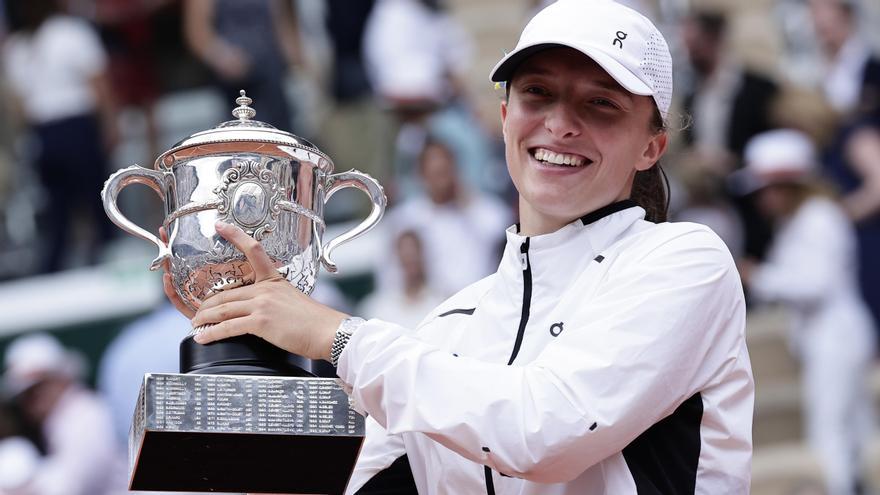 Iga Swiatek, con el trofeo de Roland Garros.