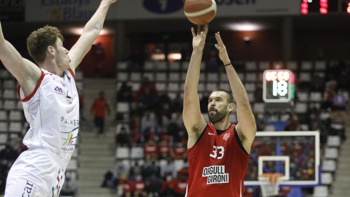 Marc Gasol en una acció davant el Palma el 17 de desembre, l’últim partit que ha jugat fins ara el Bàsquet Girona. | ANIOL RESCLOSA