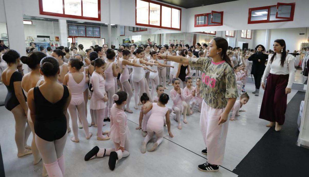 Las docentes, dando indicaciones a las jóvenes bailarinas.
