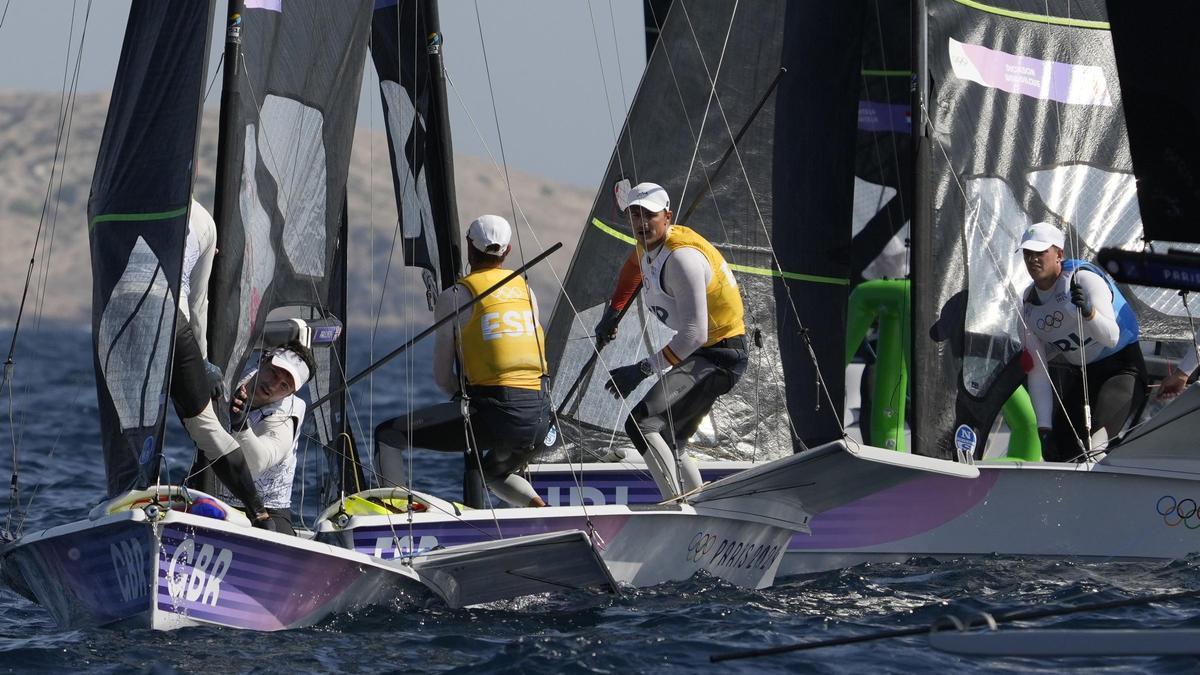 Los regatistas Diego Botín y Florian Trittel, en la clase 49er de vela, luchan por el oro olímpico