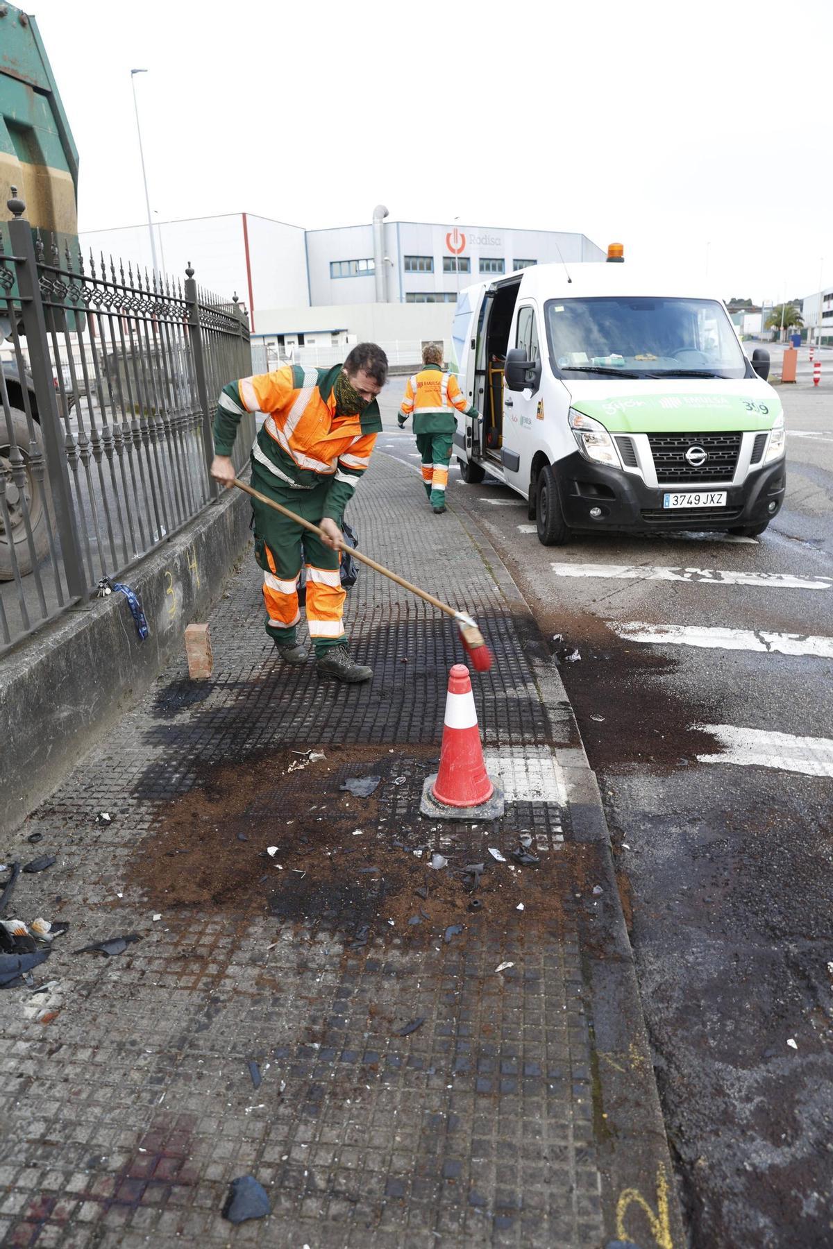 La carrera ilegal que ha dejado un reguero de heridos en Gijón, en imágenes