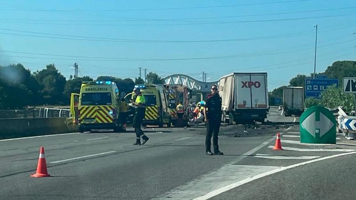 Serveis d’emergència treballant al lloc de l’accident a l’AP-7, a Riudellots de la Selva.