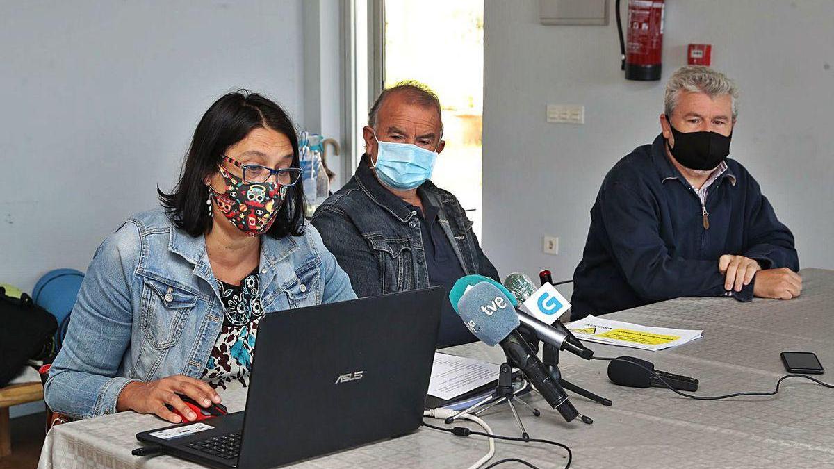 Rueda de prensa de los afectados por Aucosa, ayer en el Meirande. En el recuadro, vista de la planta de gas licuado que consideran fuera de la legalidad y cuyo desmantelamiento demandan.